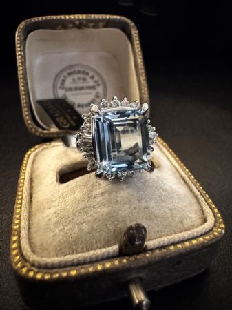 Anillo de platino con aguamarina y diamantes