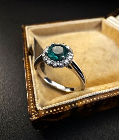 Anillo con Esmeralda y Diamantes