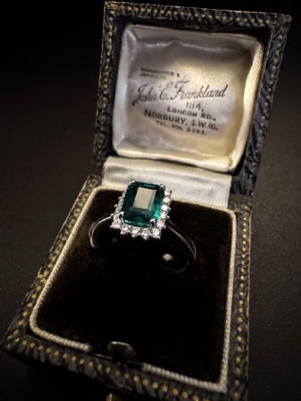 Anello  con Smeraldo  e  Diamanti 