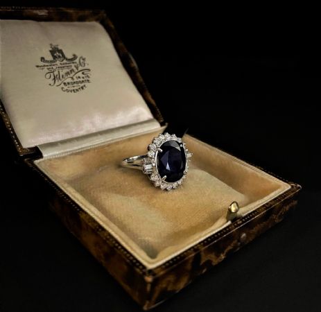 Ring with 8.5 ct. sapphire and diamonds