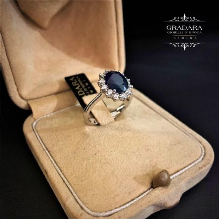 Ring mit Saphir und Diamanten