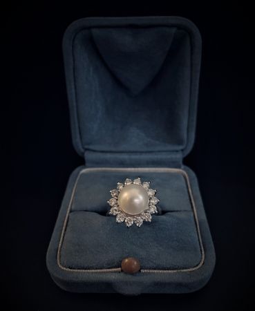 Anello  con  perla  e  Diamanti 1 ct.