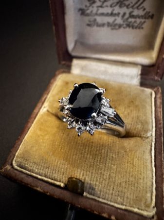 Anello  in  Platino  con  Zaffiro  e  Diamanti  