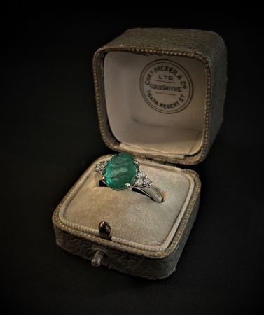 Ring with Emerald and Diamonds